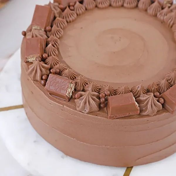 Kit Kat Crunch Cream Cake- Half Kg